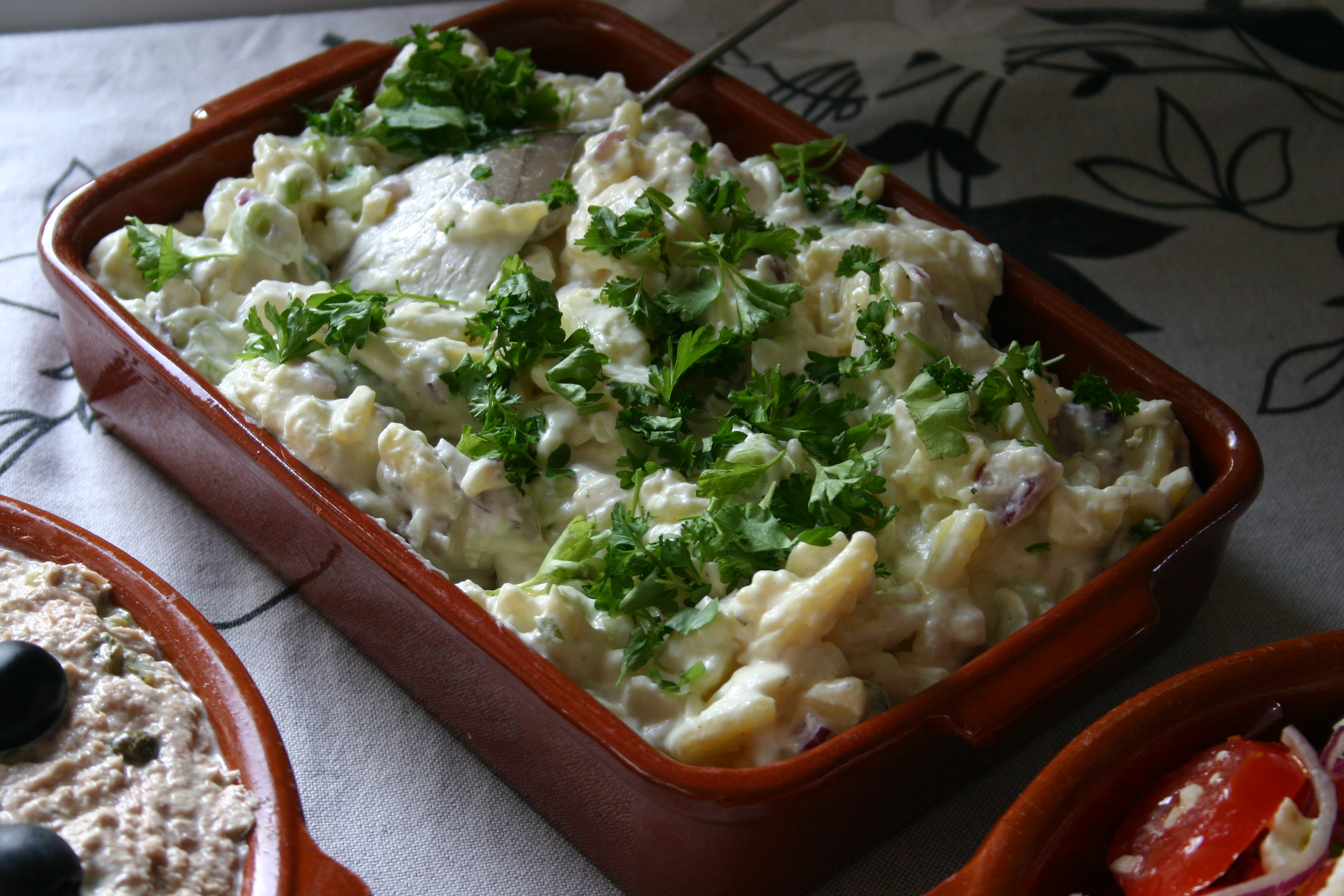 Spaanse aardappelsalade - Een koude zomerse, vegetarische, pittig door de knoflook, super makkelijk te maken aardappelsalade - Gegarandeerd word je om het recept gevraagd, en die is geweldig – Tapasfeestje – BBQ salade – Mels Feestje
