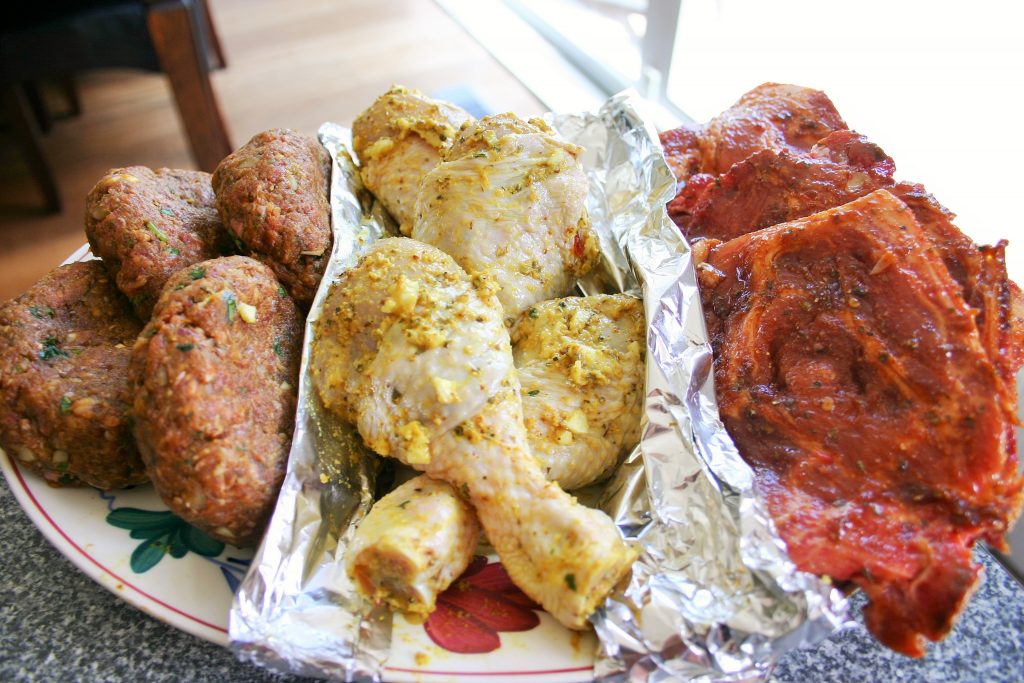 Gemarineerde hamburgers, kip en schouderkarbonades voor op de BBQ - BBQ feest recepten - Mels feestje en feest hapjes