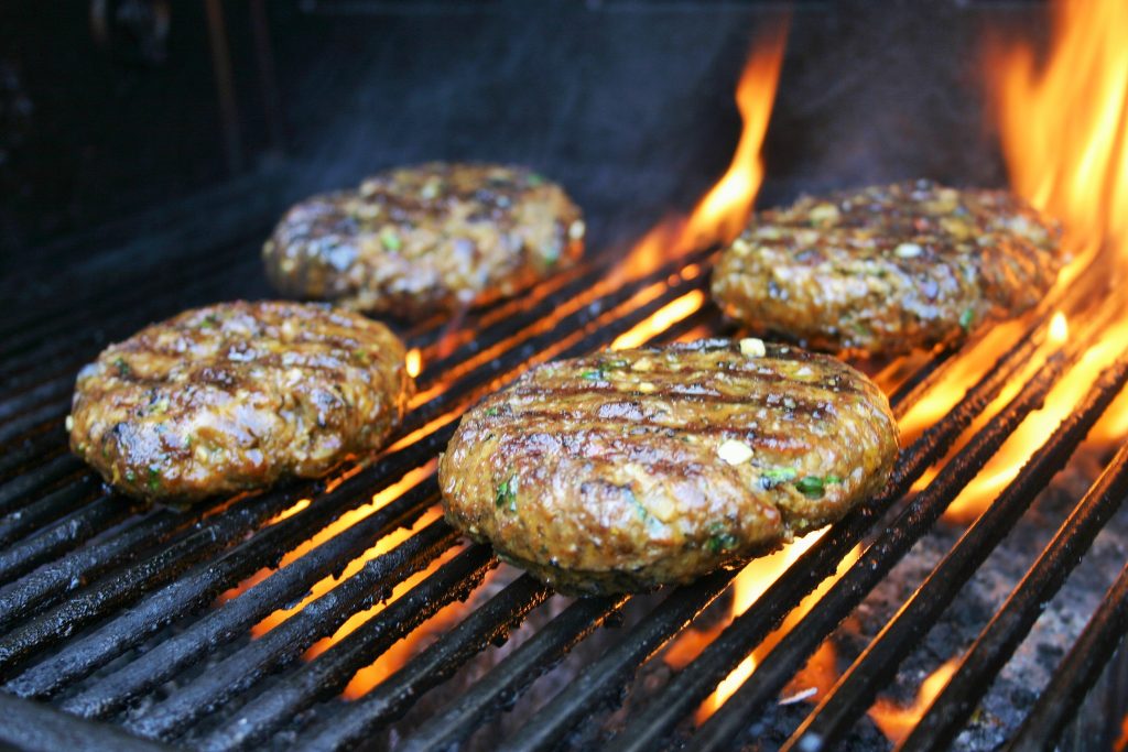 Een overheerlijke zelf gemarineerde koriander hamburger voor op de gas BBQ - met ui knoflook verse koriander ketjap en een plakje cheddar op een Italiaanse bol - Mels Feestje & Feest hapjes