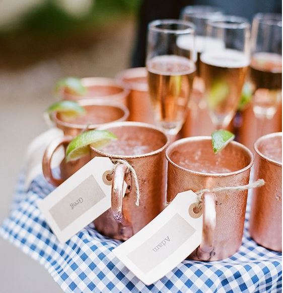 Moscow Mule en champagne bubbels - perfect voor een trouwerij of gewoon een tuinfeest kan ook - hang naamkaartjes aan de koperen mokken en glazen champagne op hetzelfde dienblad - Mels Feestje