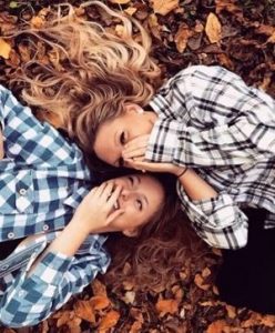 Gezellig Buiten ? 2 vrieindinnen lachend tussen de herfstbladeren. Herfst is een gezellige tijd om buiten af te spreken en mooie herfst foto's te maken. 10x Herfst Sfeer creëren. Mels Feestje 
