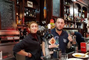Bodega Santa Cruz - barpersoneel en de buitenplaats - Sevilla wijn en tapas tour"