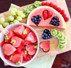 Fruit in vormpjes. Hol een meloen uit met een vormpje en maak er hartjes van. Vul de meloen met besjes. Mels Feestje & Tuinfeest hapjes & drankjes