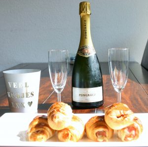 Cadeau voor haar - ontbijt op bed met ham kaas croissantjes en een koud flesje champagne - compositie gemaakt door mijn vriendje voor Moederdag - Mels Feestje en cadeaus voor haar"