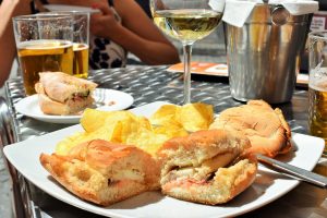 Tapastour stop #1. Patio San Elroy voor de lekkerste broodjes van Sevilla - Meidenweekend Sevilla - Mels Feestje"