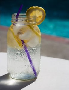 Mason Jar met Citroen. De Mason Jar is een super leuk glazen potje met een deksel, waar je koude cocktails of water met citroen in kan doen. Dan in een bak met ijs en je hebt ies super gaafs op je tuinfeest! Mels Feestje & Tuinfeest hapjes en drankjes