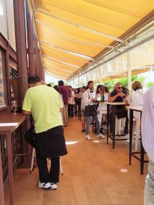Mercado Lonja del Barranco - Meidenweekend Sevilla - heerlijk op terras met oesters & wijn - Mels Feestje"