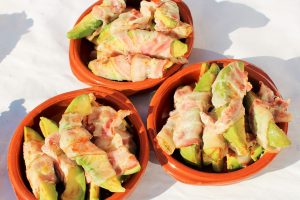 Mexicaanse verjaardagshapjes - Avocado oven hapje met knapperige spek omwikkeld - hapje - Mels Feestje"