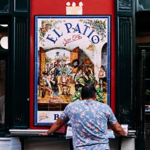 Patio san eloy - man aan bar buiten - Sevilla tapas tour"