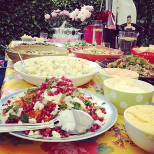 Tuinfeest - bakken met sausen salades en lekkere dingen als buffet bar - Mels Feestje - zomer hapje"