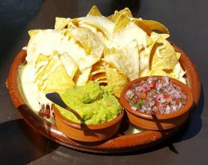 Mexicaans thema verjaardagsfeestje - daar horen Nacho's met salsa, guacamole en gesmolten kaas bij - Mels Feestje"