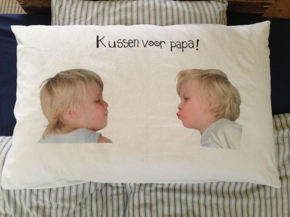 Foto voor vaderdag - foto van een kus op een kussen als cadeau voor vaderdag - nog meer leuke cadeau ideeën voor vaderdag"
