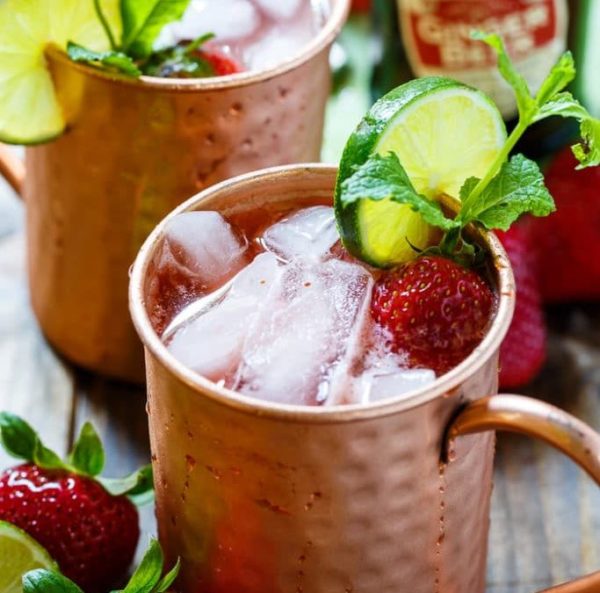 LIVEHITOP 4 Stück Moscow Mule Kupfer Tasse‌ Set, 19.5 Oz Handgemacht Cocktail Tasse for Kaltes Getränk, Wein, Bar, Party, Geschenkset, mit 4 Untersetzer