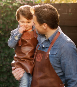 Voor de vader de BBQ koning – vaderdag cadeau ideeën - witloft ambachtelijk leren schort -Set van 2 leren schorten maat L en een kinderschort – Mels Feestje en Feestdagen"