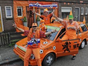 Jaaa Hup Oranje! De meide n van Oranje hebben het super gedaan met voetbal. Deze oranje auto gebruik in iin mijn blog over auto kleuren Bingo. Mels Feestje & Zomervakantie