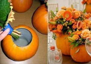 Pompoen als vaas. Super creatief en een leuke herfst DIY om zelf te maken. Bron is een plaatje van Pinterest. Plaatje is verwerkt in het bericht 10x herfst sfeer creëren. Je holt een pompoen uit, doet daar een vaas in en steekt daar je bloemen in. Super leuk!