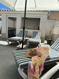 Poolbar ligstoelen hoedje bij zwembad buiten la casa de melvino vila spanje prive zwembad